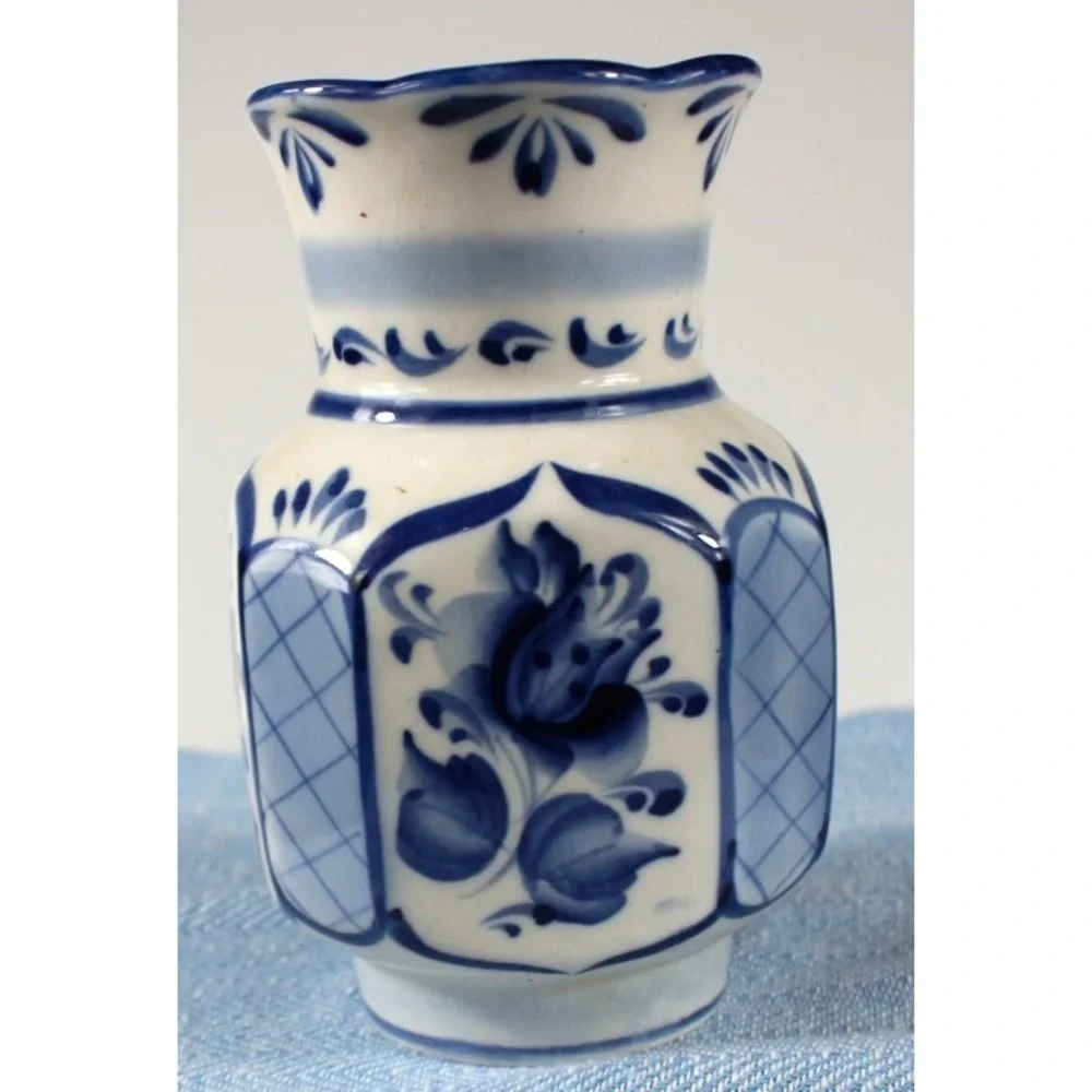 Gzhel Vase VTG Handmade Porcelain Blue/White 5,75 in Tall Signed